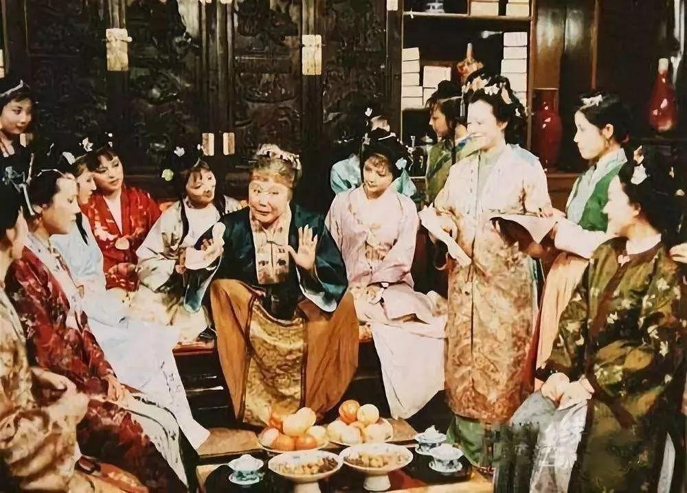 《红楼梦》年节习俗揭秘：为何饺子缺席过年盛宴？